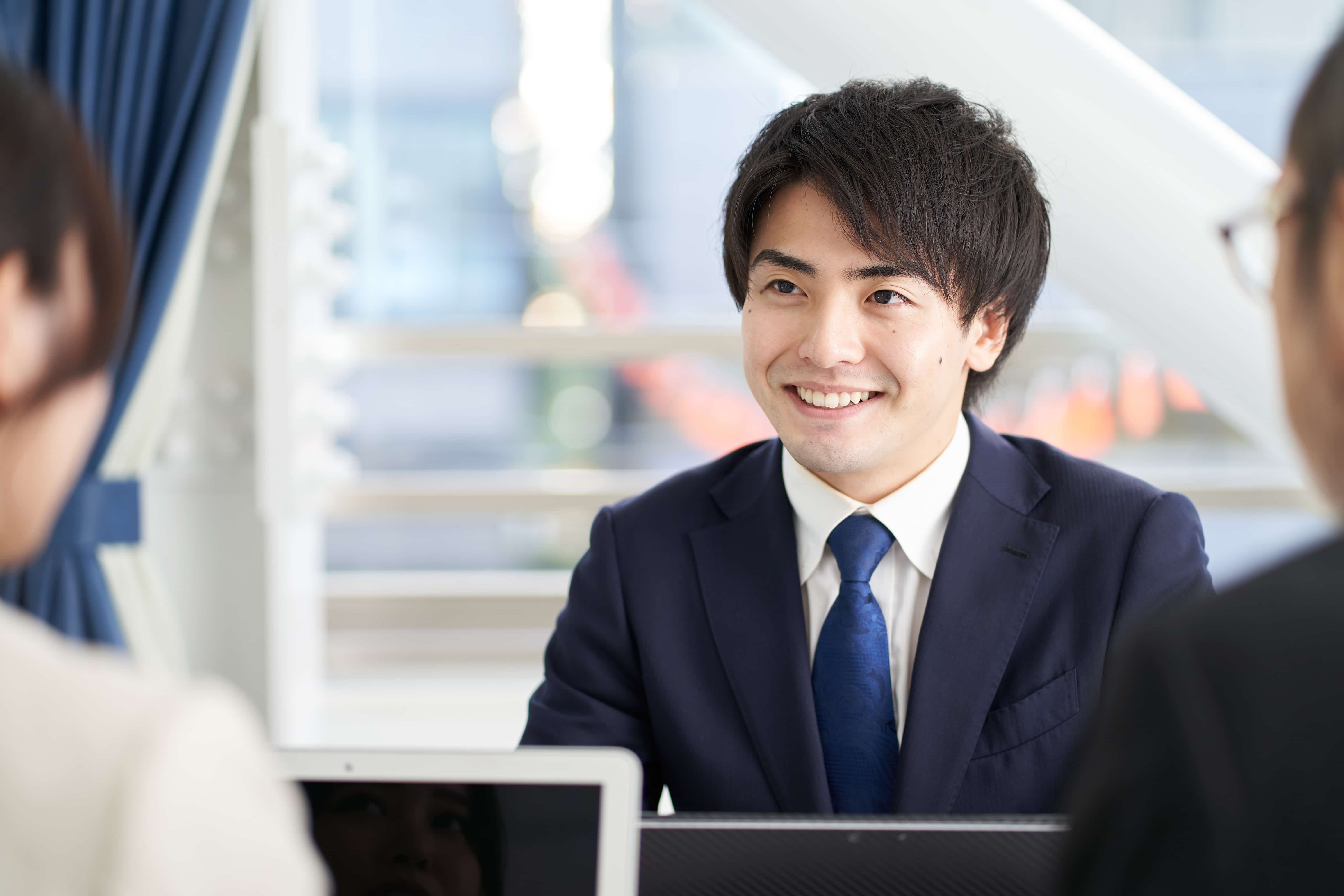 イベントを企画する男性スタッフ